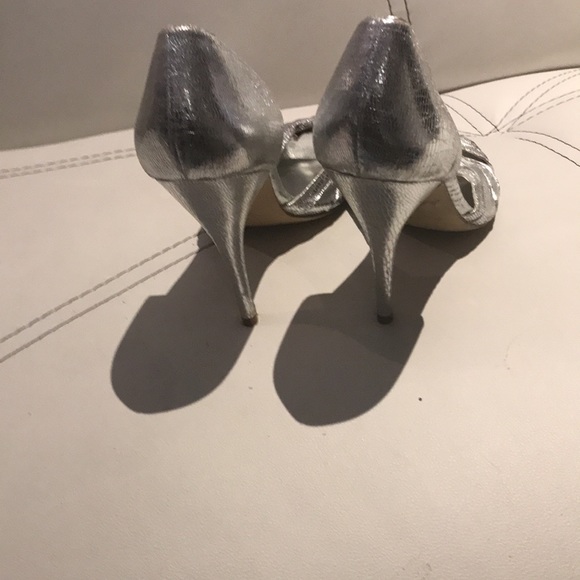 very pretty silver pumps. - Picture 3 of 4